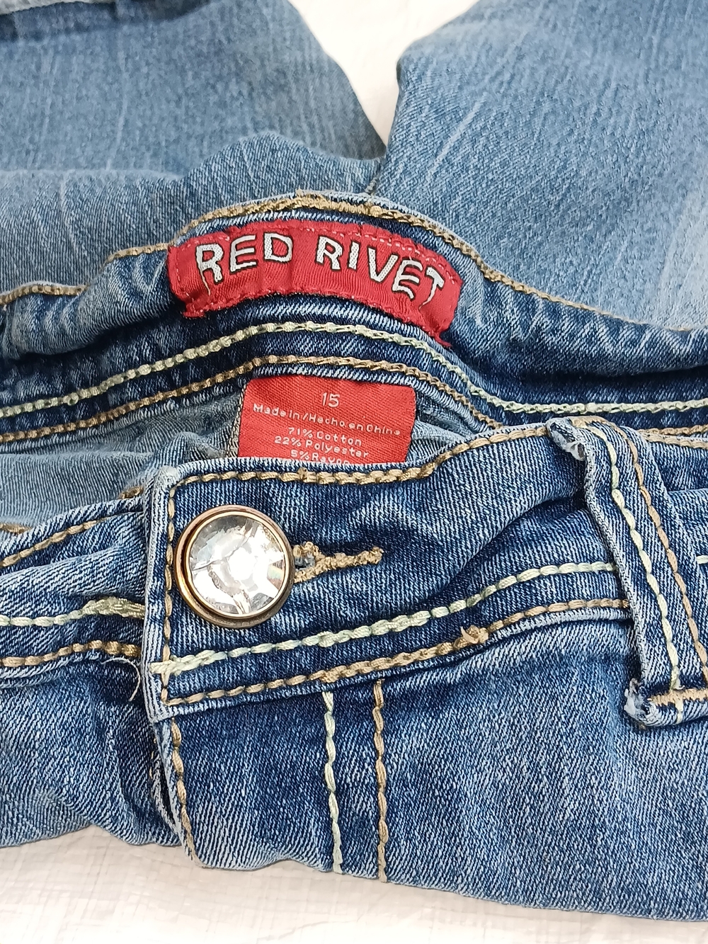 Red Rivet Red-Accented Denim Label Detail - Picture 7 of 13